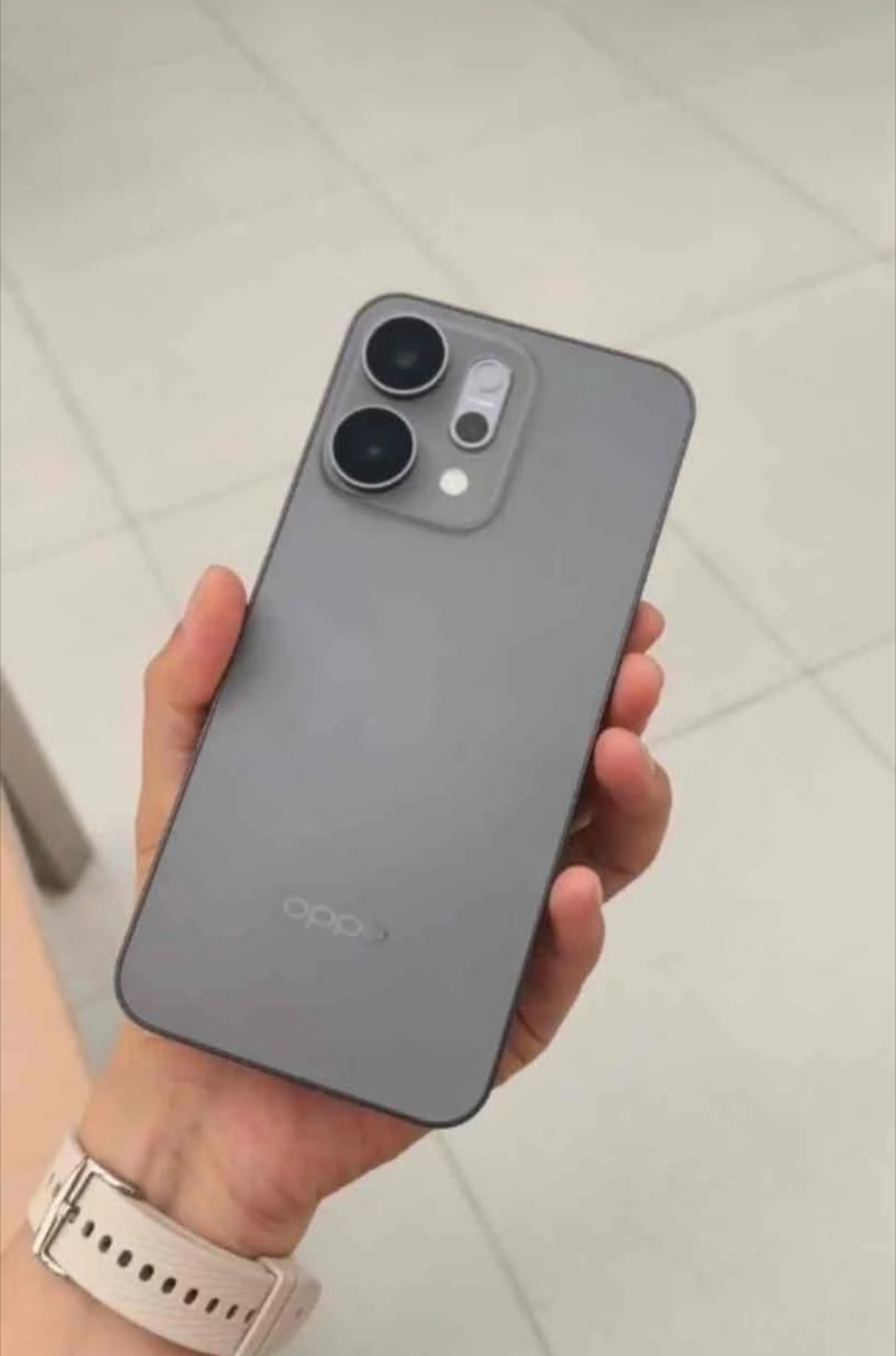 谈下果里果气的OPPOReno14外观很果味，但2799（未包含国补）定价稍微