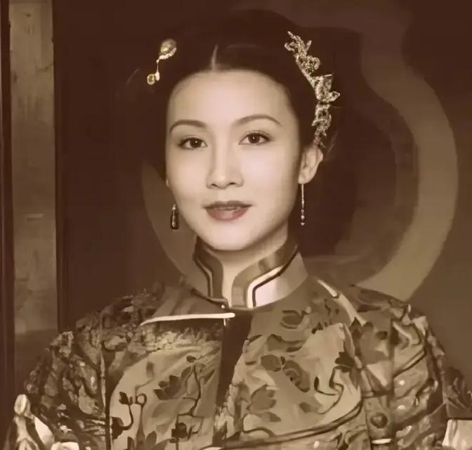 1915年袁世凯登基前一晚，让出身青楼的大姨太沈玉英给他穿上60万的定制龙袍。并问她：“想不想当皇后