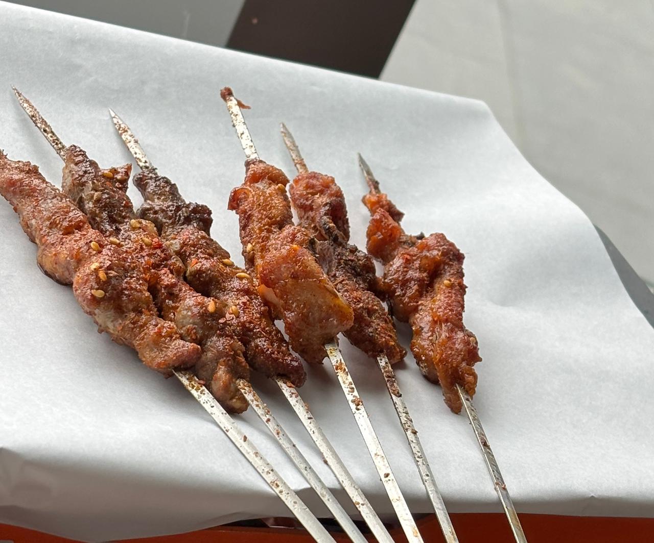 我之前一次跟中介看的时候，房主是一个二十七八岁的女孩儿，房子很破旧。我去她家的时