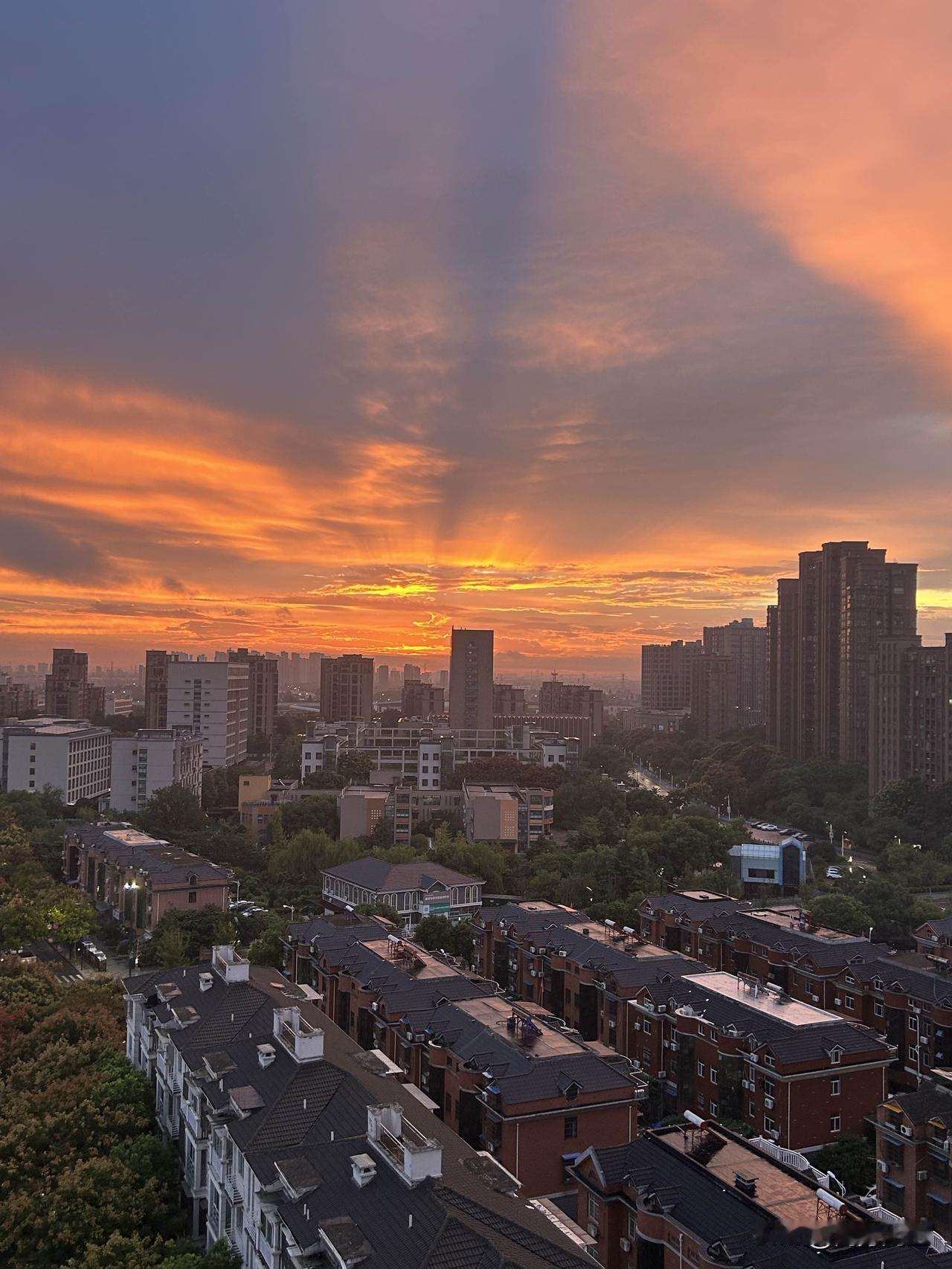 为什么体制里的人很少发朋友圈真人真事。离我家大概800米远有一个看守所，有一