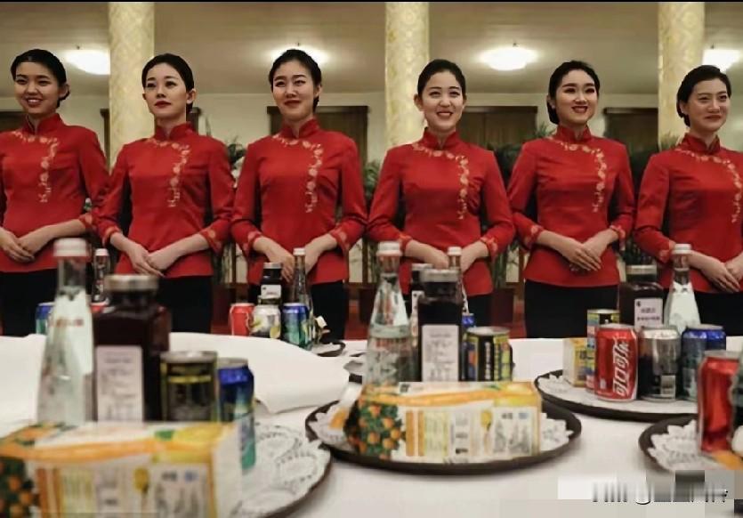 人民大会堂国宴上的服务员，很惊艳，清一色的国字脸！这些服务员不比空姐差！看