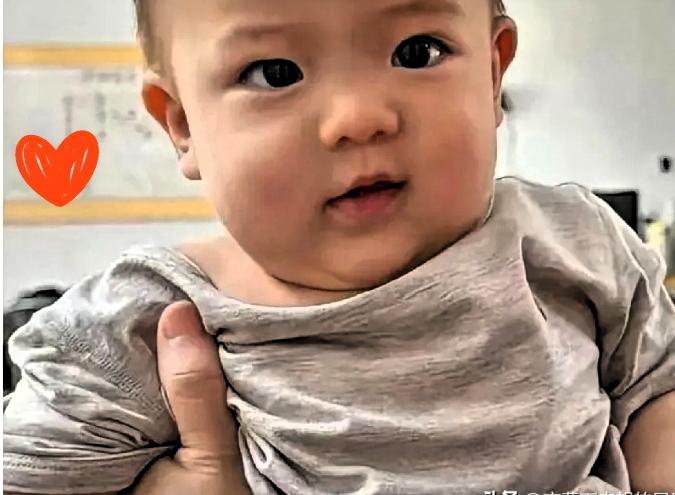 网络流传一则令人动容的故事：江苏盐城一家医院，5个月26天的男宝抢救之后，监护仪