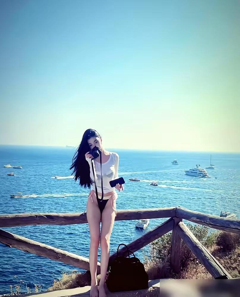 胡彦斌这恋爱，500万只是个开场。马尔代夫的海滩上，易梦玲踮起脚，主动亲了胡