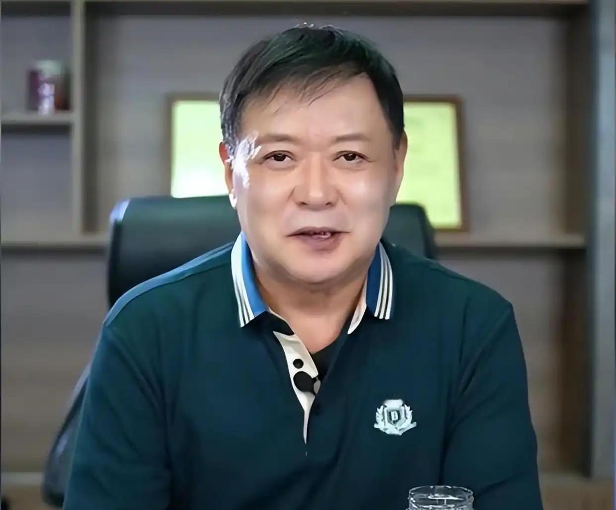 迟志强出狱后回长春电影制片厂报到，门卫大爷一句“你还回来干啥”把他噎在原地。 