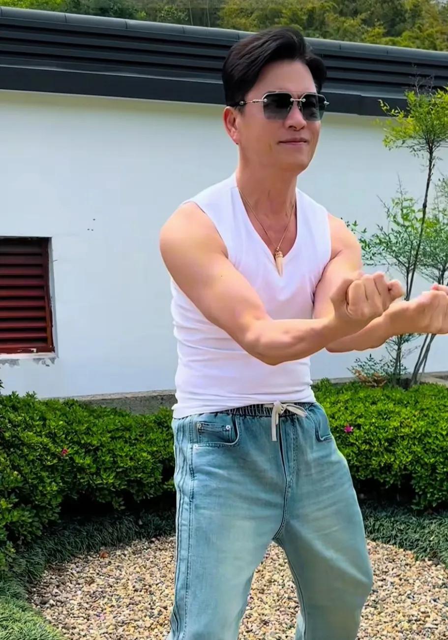吕良伟老师在自家花园里练功，看这一身腱子肉，哪像70多岁的人。都说吕良伟老师年轻