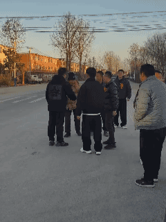 近日，河南信阳。一位拄着拐杖的老大爷在公路上拦住婚车索要红包，主人家虽给了红包，