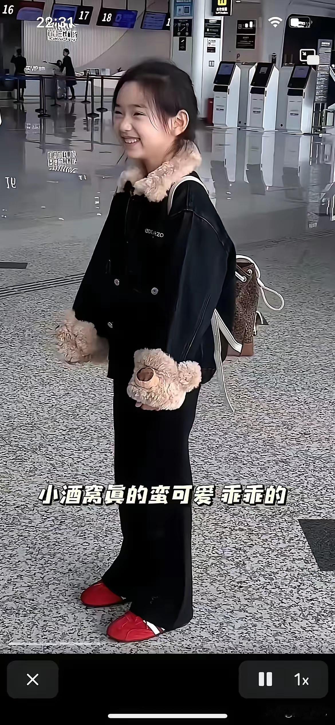 董璇这样养女儿，害了她一辈子的。对这小孩没一点好感，就如同老舍说的“老人样的小孩