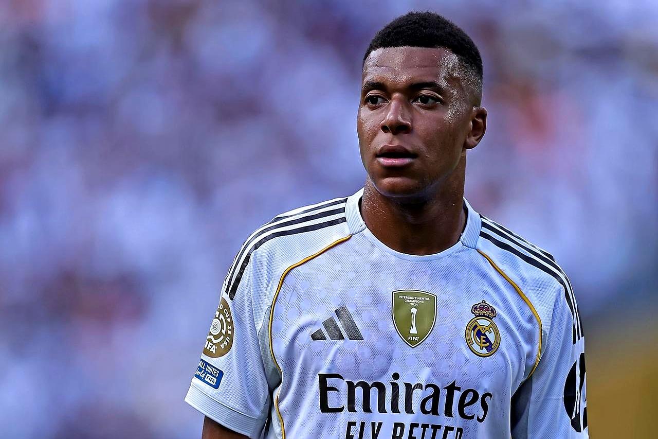 并为队友送出两次助攻姆巴佩用7分钟帽子戏法直接终结了比赛，而维尼修斯则是