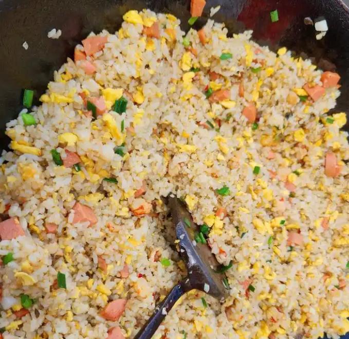 男生月薪3000还敢相亲？网友吵翻了！深圳一男生相亲点份炒饭，被问收入直接说