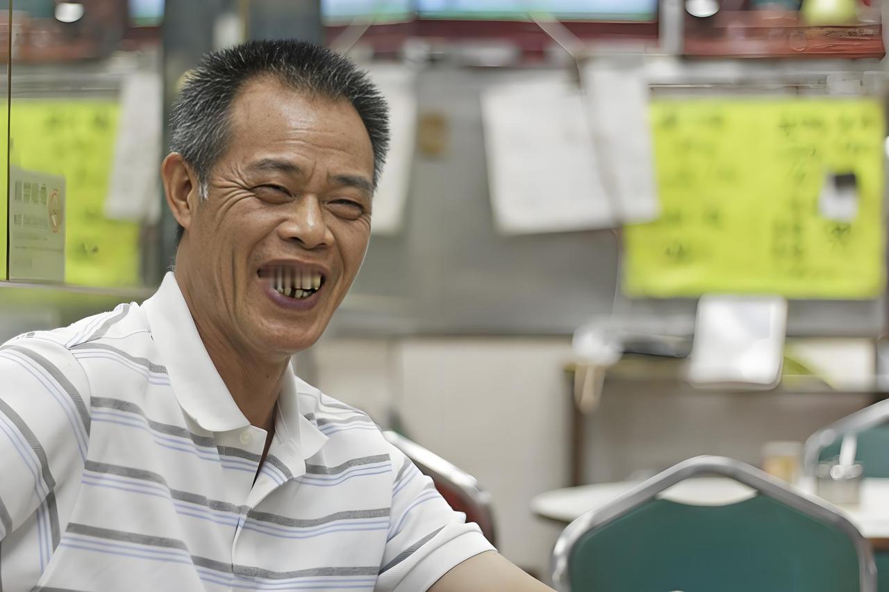 1978年，广东一小伙瞒着家人偷渡到香港，谁也没想到，多年后，他的名气比刘德华还