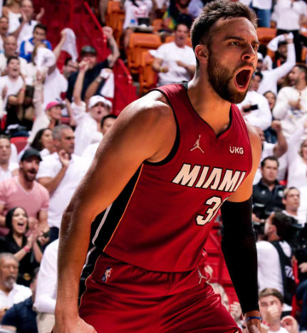 斯特鲁斯的球商真高，场上做动作非常快，从来不犹豫，这场直接接球就跳步底角三分，第