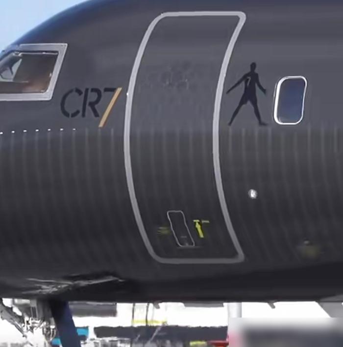 两百万旅客在迪拜机场的冰冷地板上抢不到一瓶矿泉水，头顶上却悠然掠过一架造价六千万