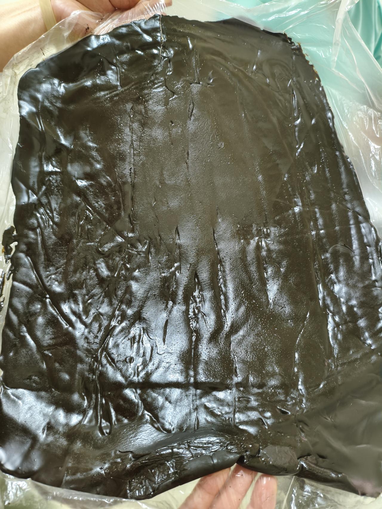 理疗中，后背拔上半个小时的4个大能量罐，然后再躺在这片黑色药泥上20分钟，排出我