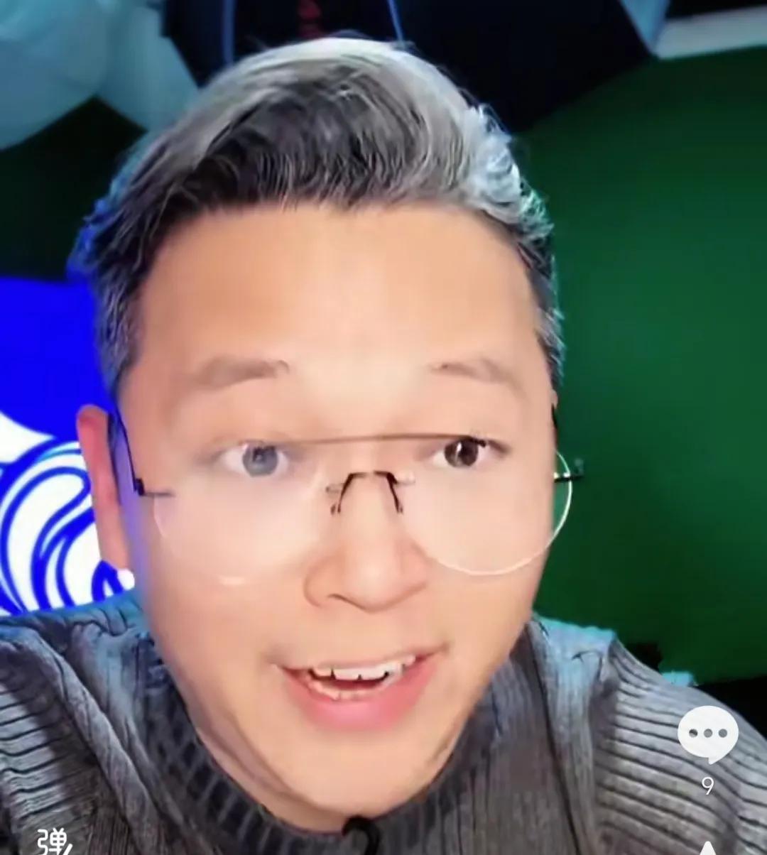 媒体人周亮痛批了前国脚李玮锋的言论。周亮在直播时表示，李玮锋、范志毅这些前国脚