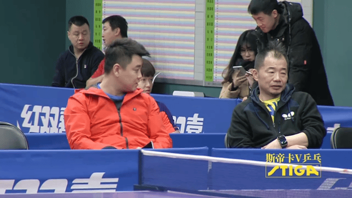 幼头是又乖又可爱，眼神中透露着认真，从小白到大的孩子，那时候的皓哥是真的年轻。