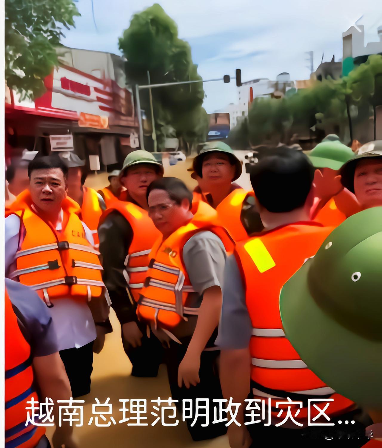 这不是拍电视剧或拍电影，是越南总理范明政亲赴一线视察灾区，洪水几乎淹没整条腿，在