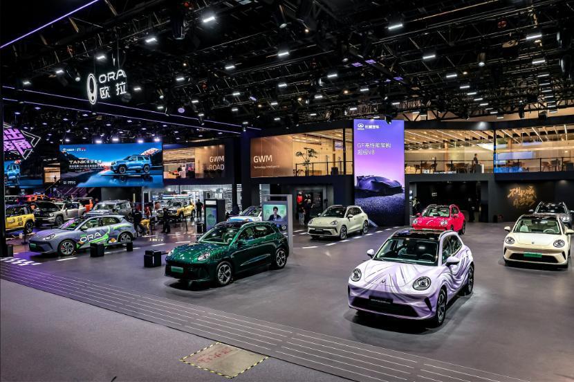 长城欧拉5混动版和长城欧拉5燃油版正式上市，有以下看点：1、混动版售价8.9