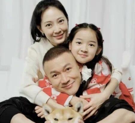 从聂远和她女儿的合照就能看出来了，他的女儿是在幸福的家庭氛围里长大的。她身上充满