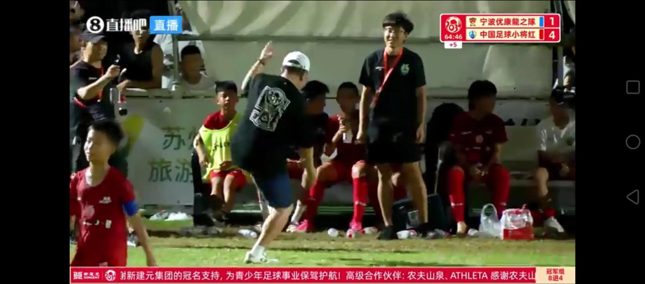 董路手舞足蹈了！中国足球小将红队再入一球，4：1，锁定胜局！中国足球小将红队晋级
