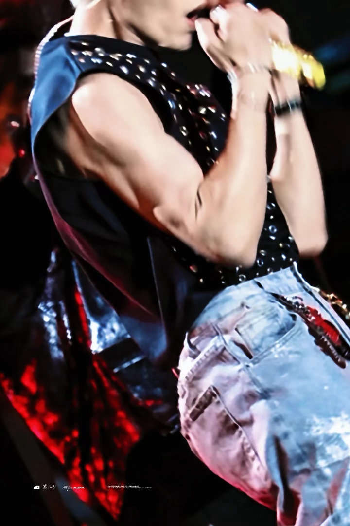 网友在健身房偶遇任嘉伦，就这个手臂肌肉太绝了