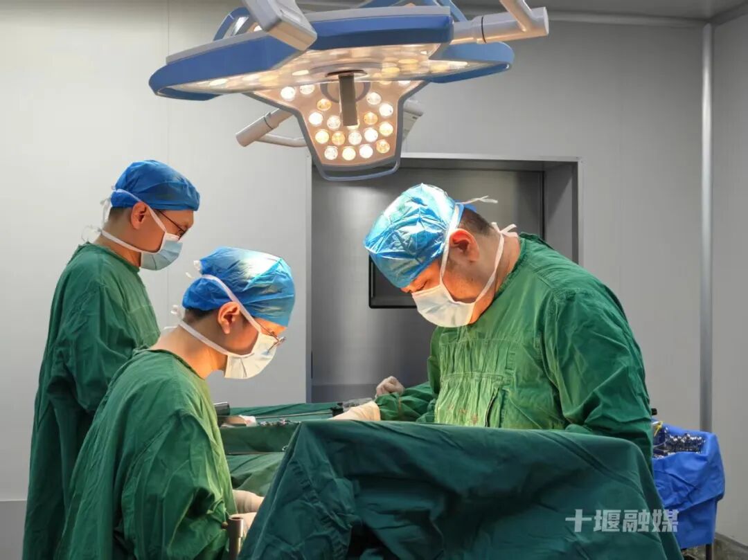 男子轻微碰撞竟脾破裂！医院紧急抢救脱险