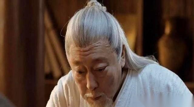 史记里有个猛人，汉代前丞相张苍。百岁高龄，嘴里没一颗牙，榻边却围着上百个年轻女人