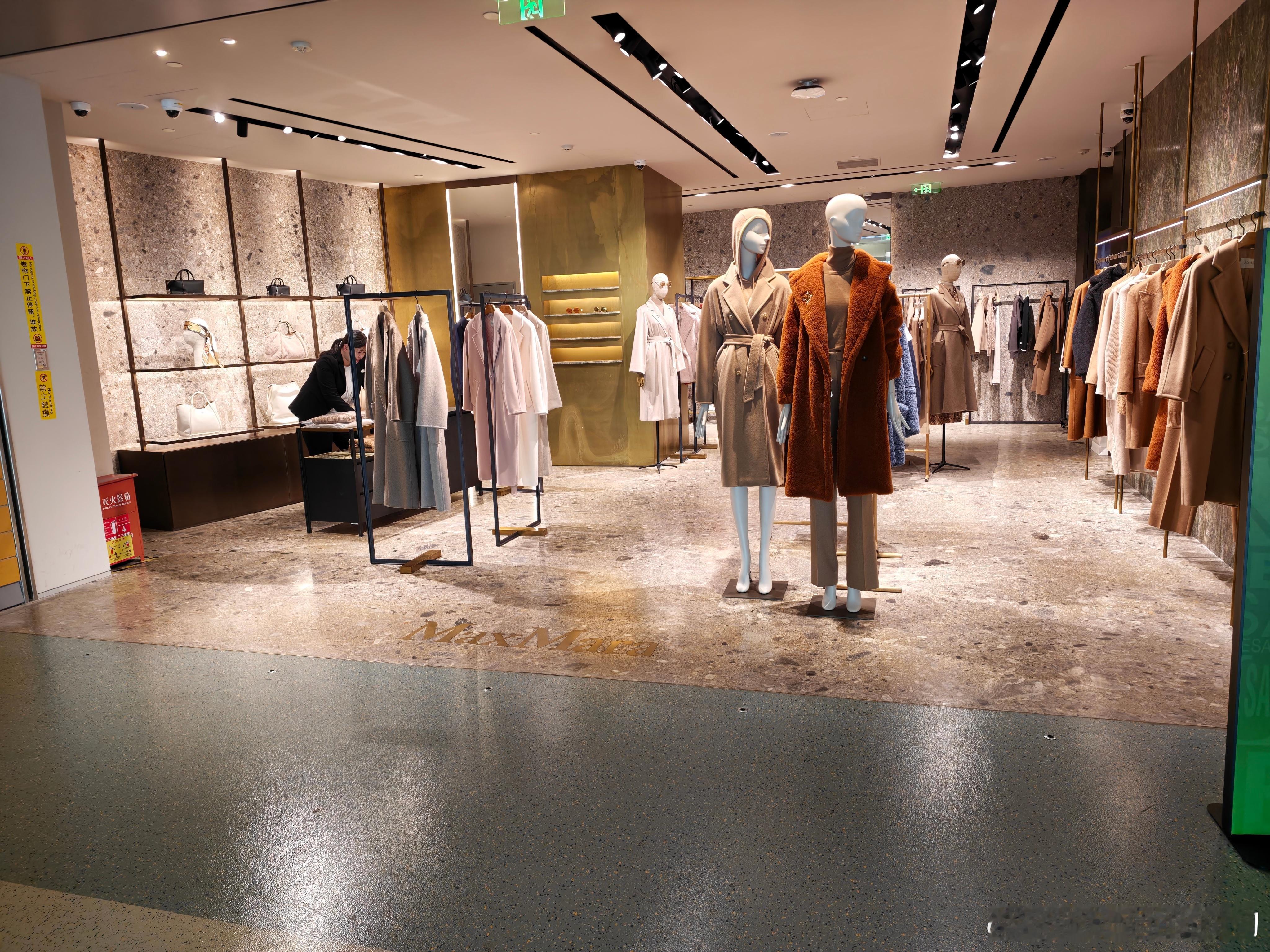 虽然maxmara想用这种灰色珍珠大理石展现其品牌对于【永久经典的美】和【传统