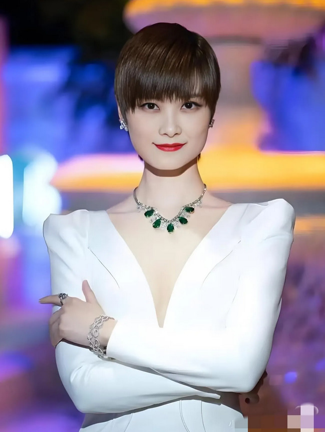 李宇春该做的一样也没做，没有结婚，没有孩子，没做妈妈，今年都41岁了，还是没有对