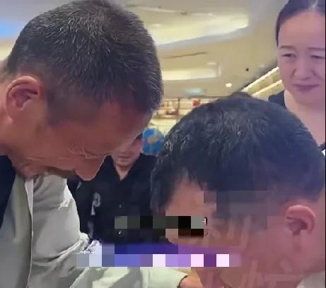 近日，河南濮阳一近六旬农民建筑工刘诗利获作家陈行甲赠书，感动全网！这位农民工今年