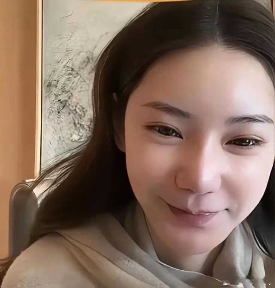 小梅开心的表示，现在带着宝宝搬家了。搬到了老公另外一套别墅，这里特别的安静，绿化