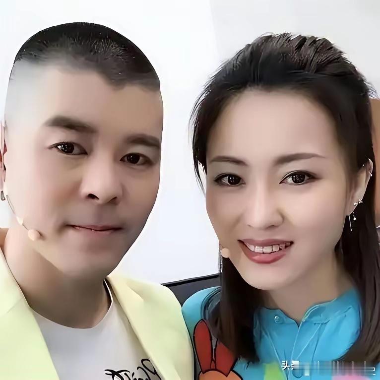 本山大叔徒弟王小虎虽没有小沈阳、宋小宝那样火，但他有漂亮的妻子，把儿子培养的又特