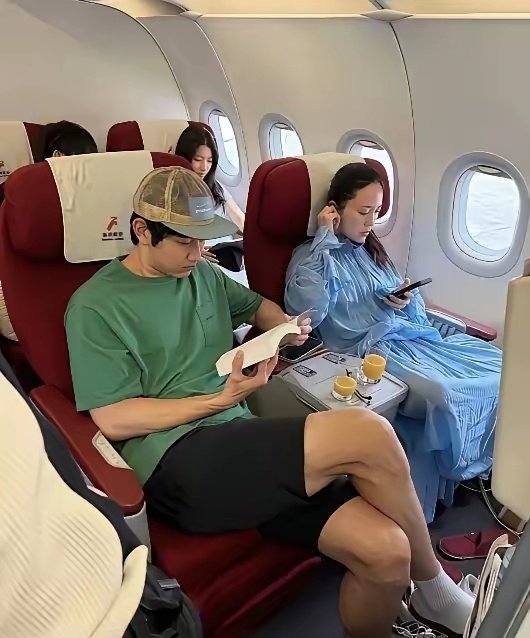 居然有明星在飞机上读书，这么自律​​​