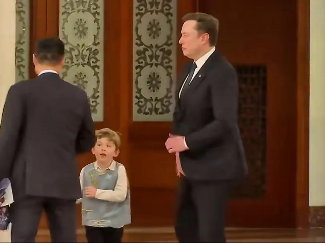 对于马斯克带儿子来访华，还一身中式打扮，很多国人的想法是马斯克可能喜欢中国传统文