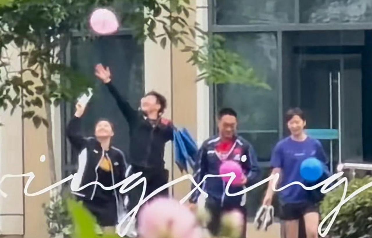 成都国乒训练基地，今天各省队教练与王励勤、秦志戬、肖战都齐聚基地。球迷推测是开大