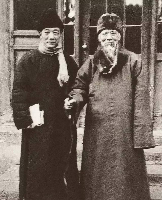 1956年，92岁的齐白石不顾众人反对，来到徐悲鸿家。刚进门，他就扔掉拐杖，要往