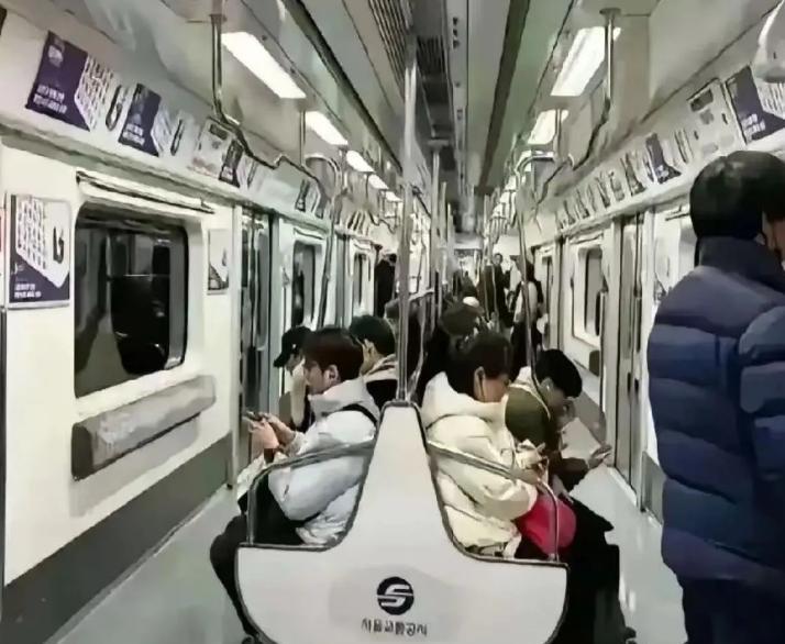 有网友问，地铁为什么不把座位设在中间，让乘客背对背坐着呢？这样可以避免陌生人之间