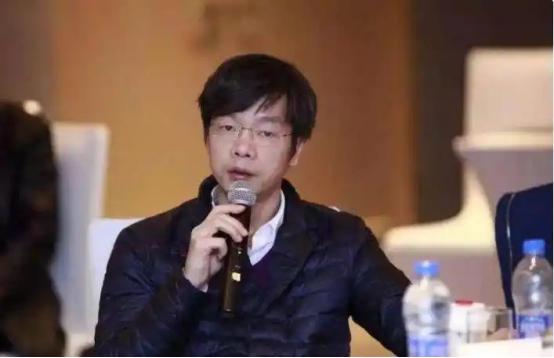 他是京东001号员工，名叫张奇，当年刘强东在中关村卖碟片的时候，张奇就是刘强东招
