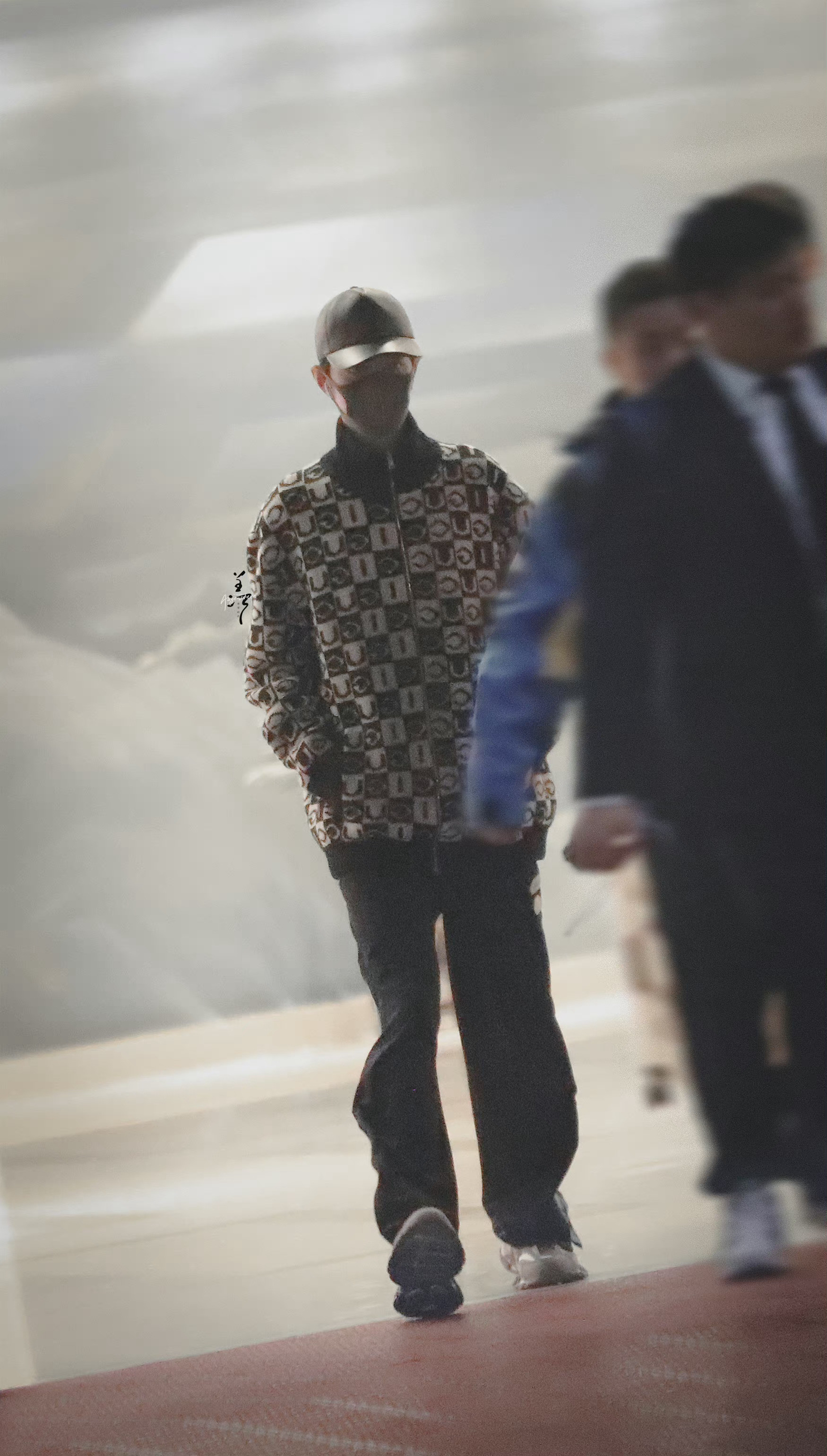 这身材太完美了，绝绝子！口罩也挡不住帅！肖战ins晒米兰照◎肖战ins更新五张