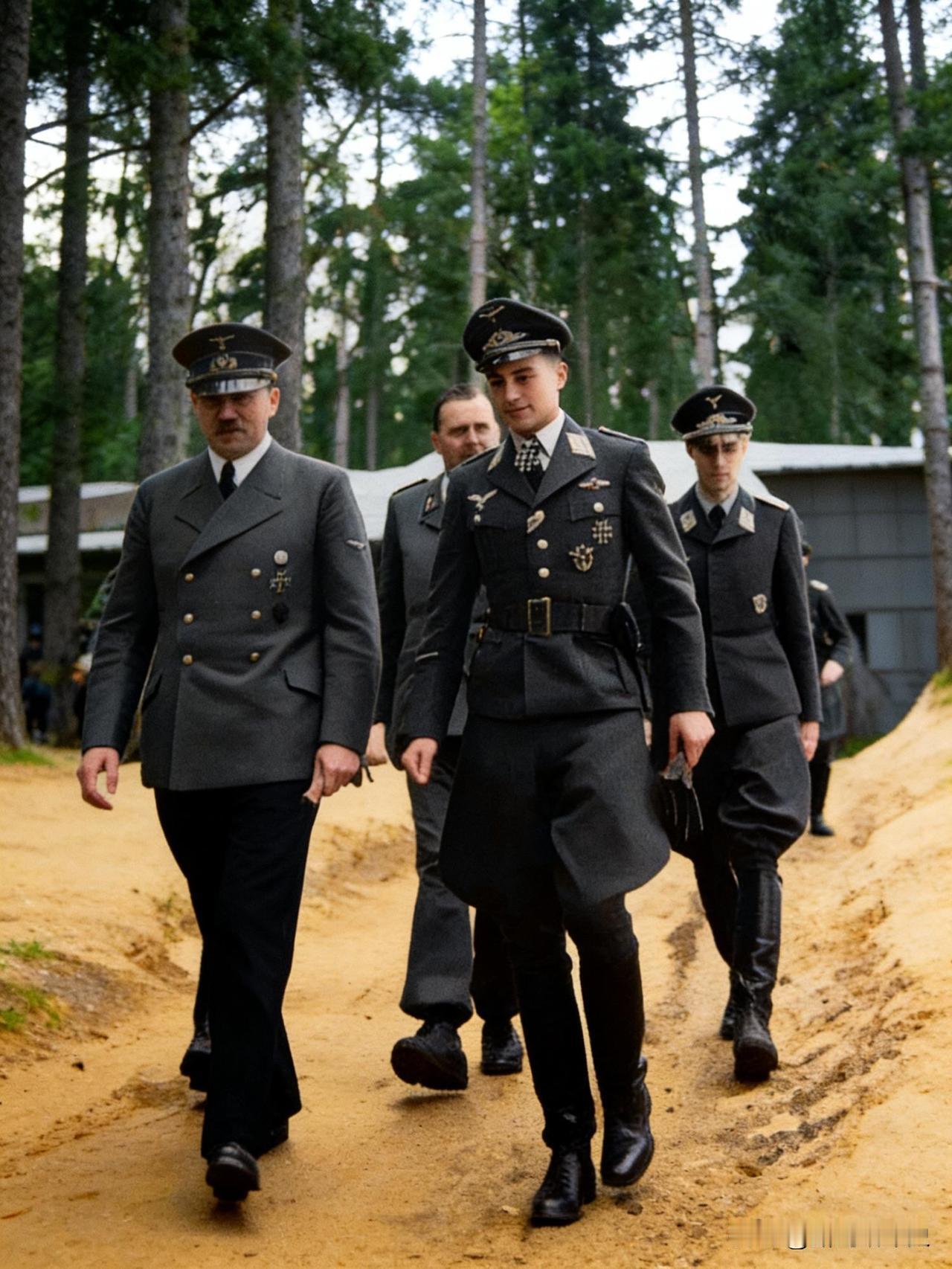 1942年3月，德国空军王牌飞行员汉斯·施特雷洛（1922-1942）与希特勒在