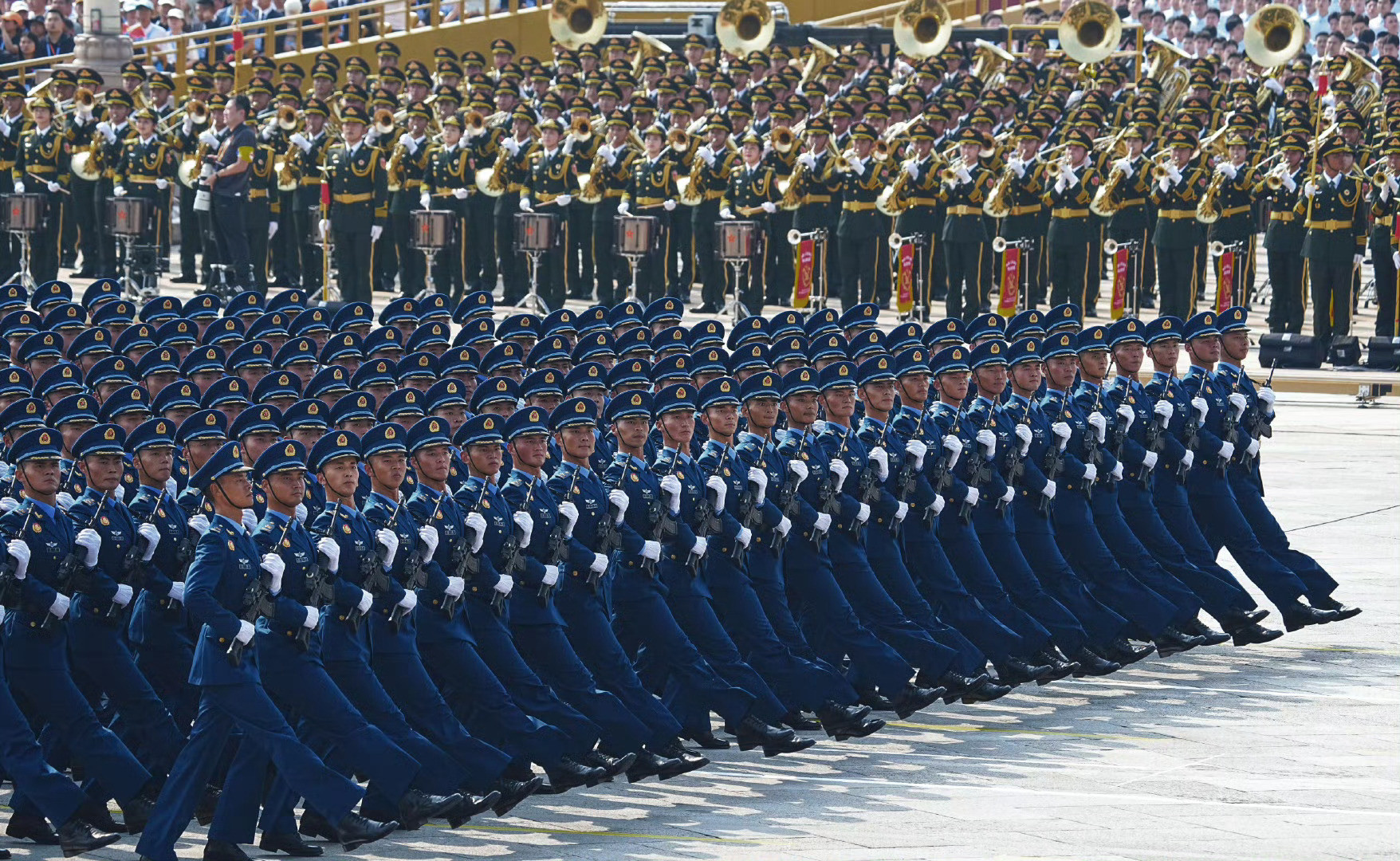 韩国人被中国阅兵直播震惊官兵们威武雄壮、意气风发，看着国产先进装备浩浩荡荡、气势