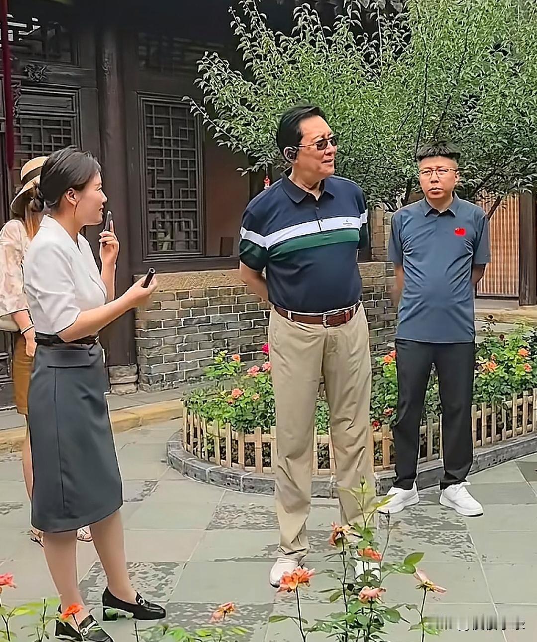 73岁唐国强现身山西省晋城市旅游，他的穿衣打扮很有型，身子挺拔，目测身高超过1.