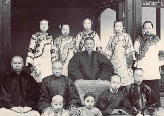 李鸿章于1901年离世时，留下了堪称富可敌国的巨额遗产，按如今的价值估算，足足高