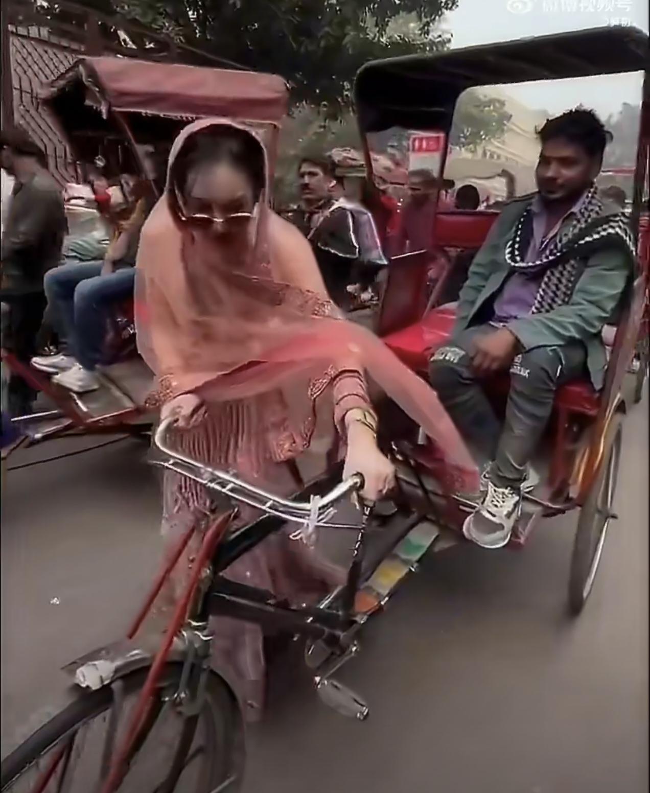 这胆子够大了，泰国一位“女性”网红到印度进行了一个挑战，看看自己会吸引多少印度男