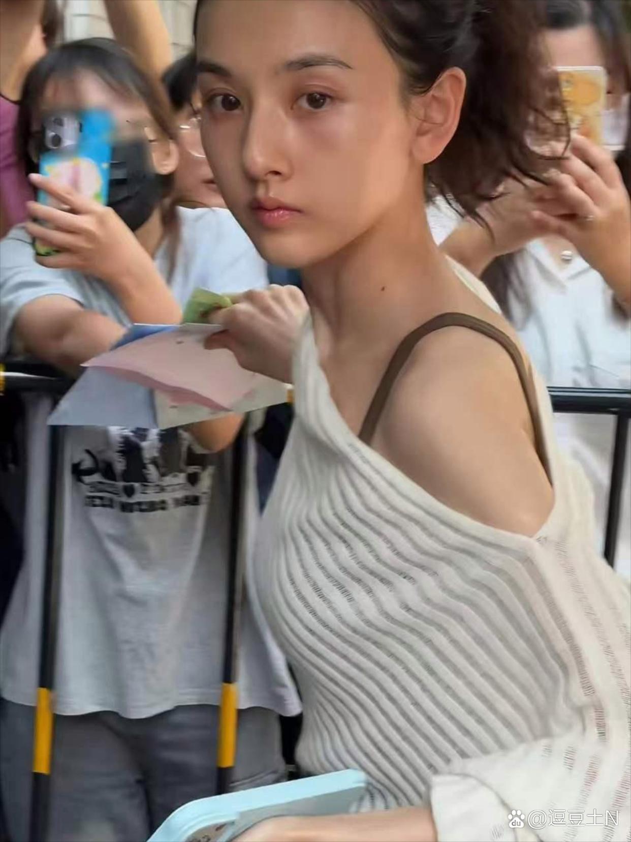 宋祖儿素颜照，你觉得这皮肤状态怎么样？
