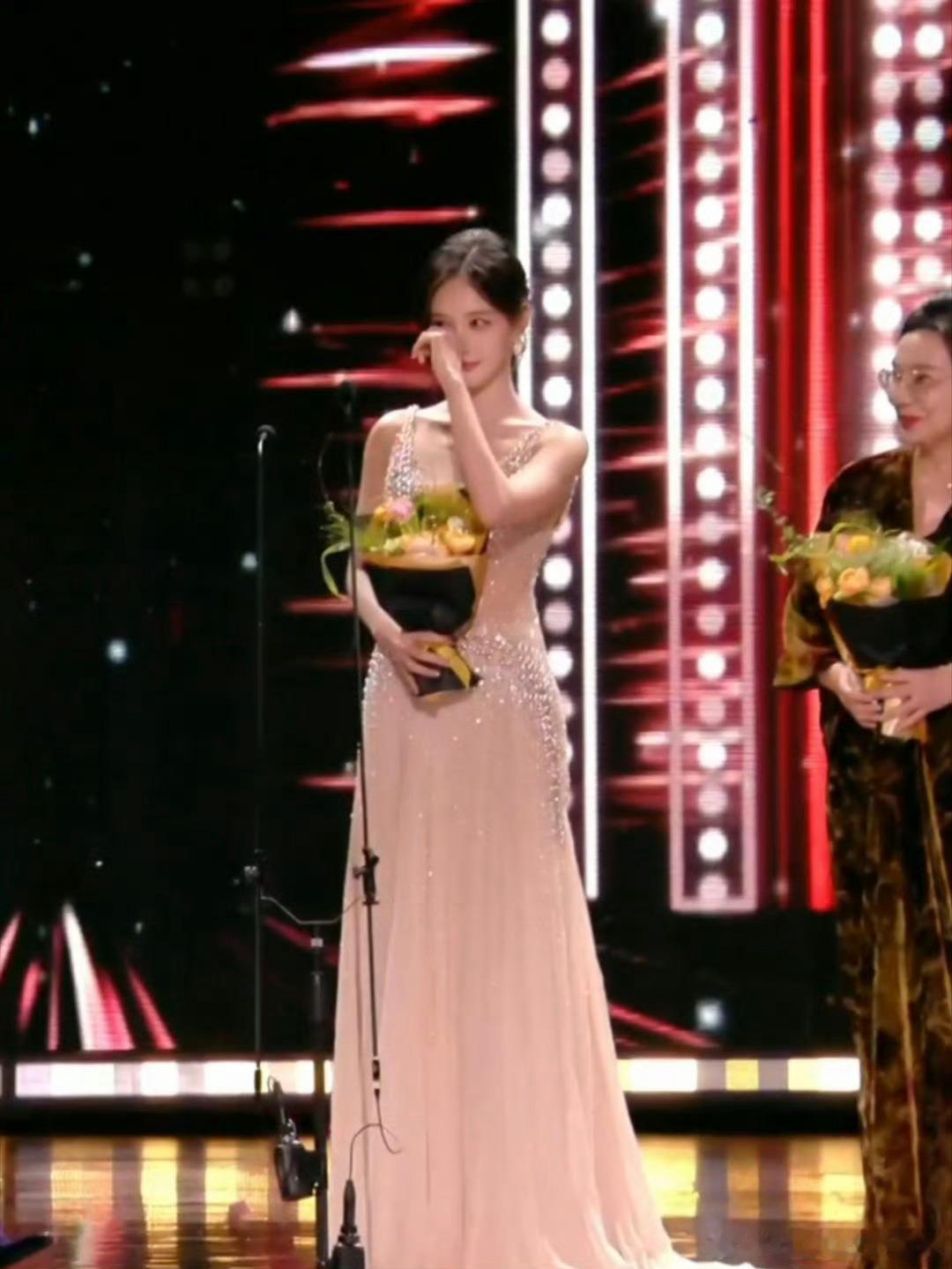 李一桐领奖哭了真诚真的是永远的必杀技呀，这一回李一桐领奖哭了，而且也是说到了