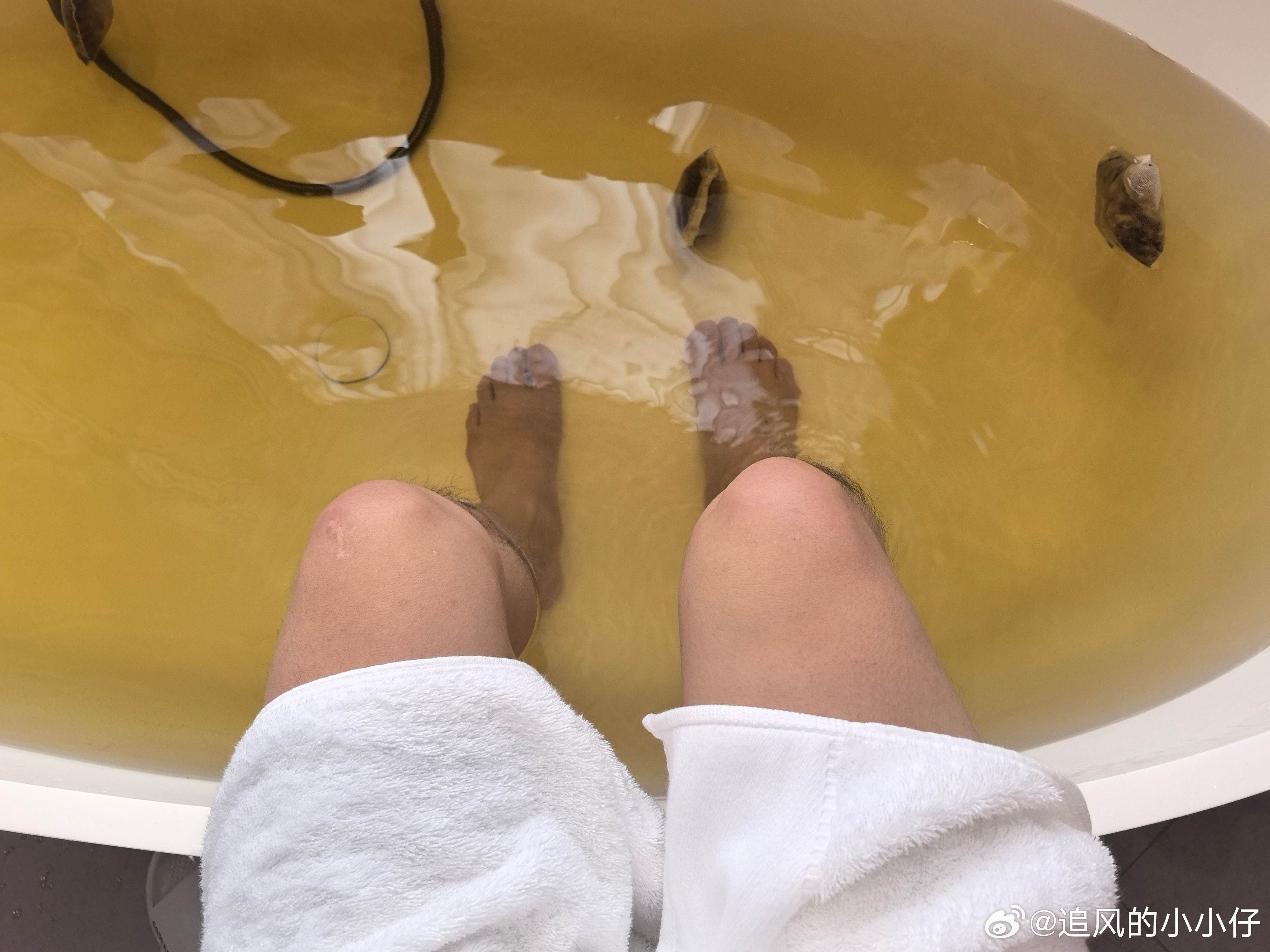 人老了，需要调理身体了，泡个脚。。。