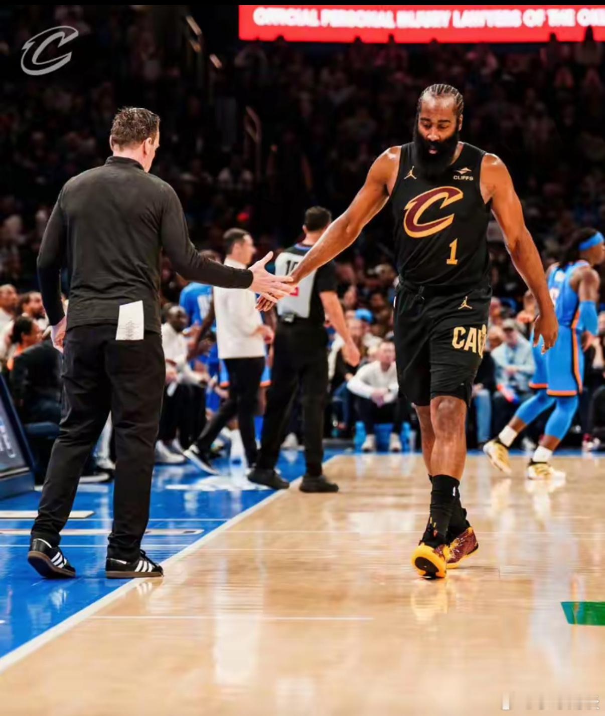 登哥真的不欠骑士什么了连缺了亚历山大、杰威的雷霆都打不过，骑士这场球简直离谱。米