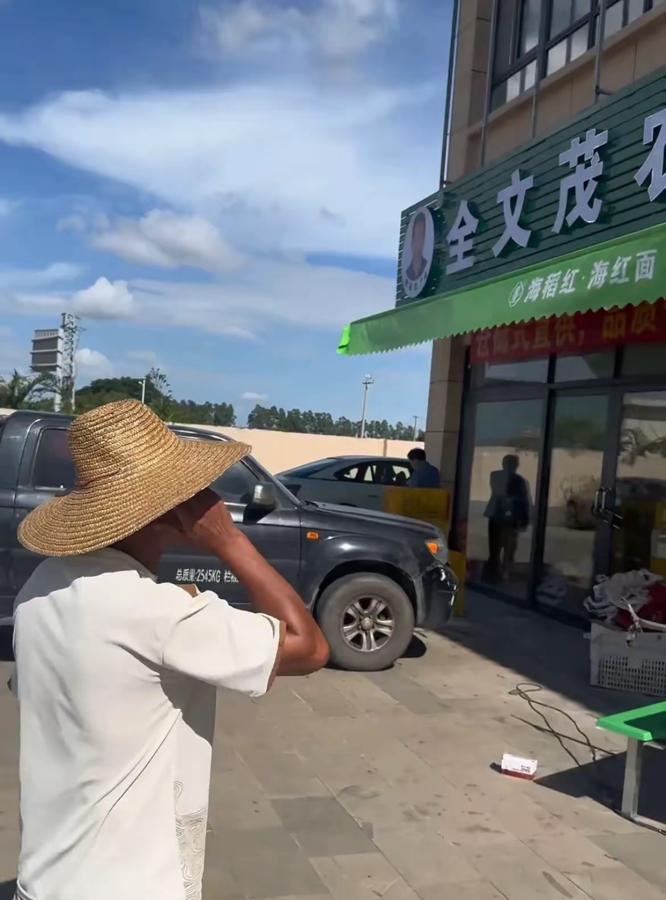 全红婵爸爸当老板了，去店里视察、不好的水果都让扯下来了，看着真安心。全爸租了三