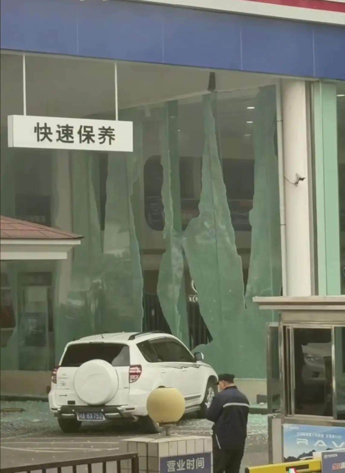 成都4S店的当事人五十多岁，在矿山干了大半辈子，父母不在了，也没成家。半辈子辛苦