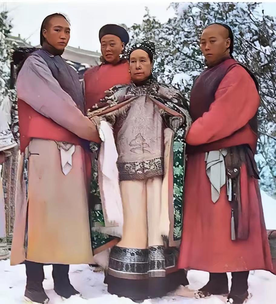 这是拍摄于1903年的冬天，大雪纷飞，老佛爷的出场依旧奢华无比，一群人随着老佛爷